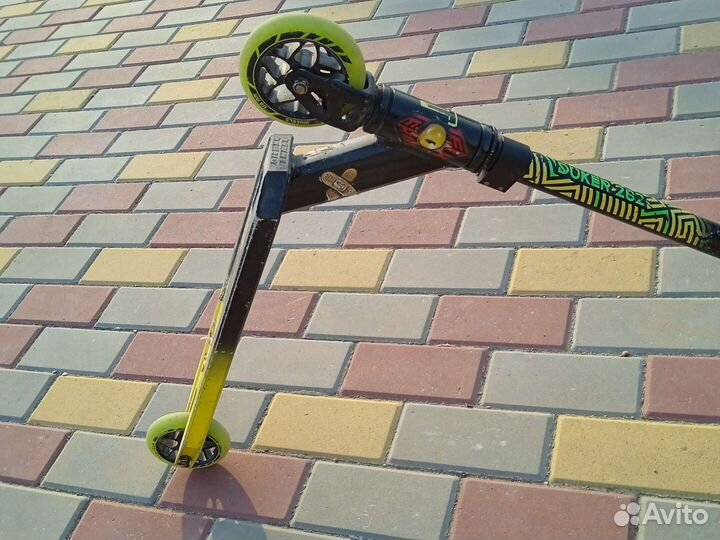 Трюковой самокат tech team duker 202