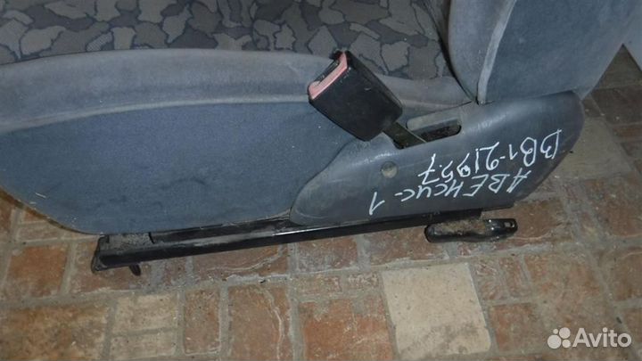 Сиденье переднее правое Toyota Avensis I (T220) 1