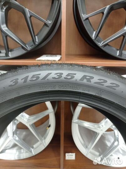 Pirelli Scorpion Winter 275/40 R22 и 315/35 R22 111V
