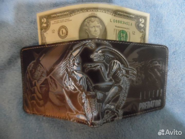 Бумажник. чужой против хищника