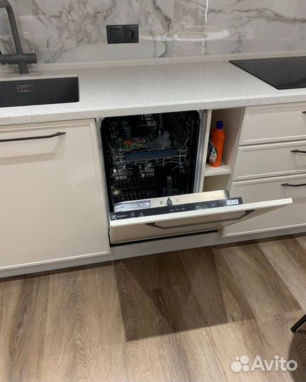 Кухня прямая с ручками новая