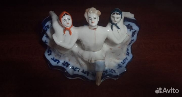 Фарфоровая статуэтка