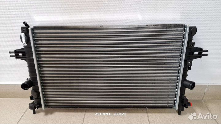 Радиатор охлаждения Opel Astra 1,6 1,8 МКПП 04-14