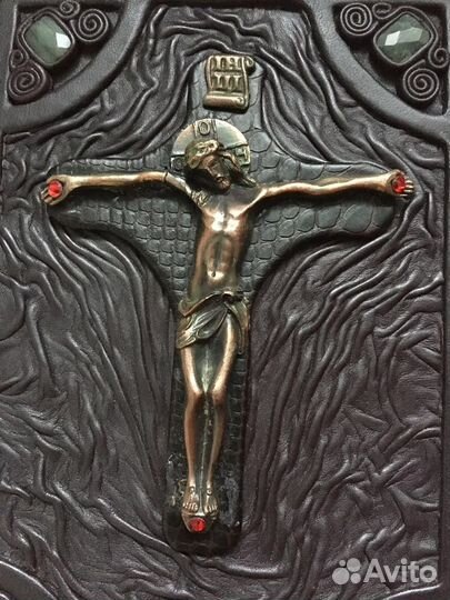 Библия в кожаном переплете с крестом