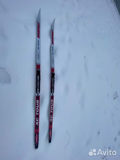 Лыжные ботинки и лыжи