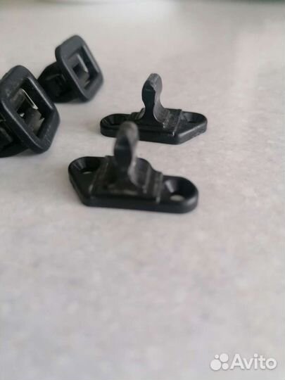 Фиксатор полки багажника