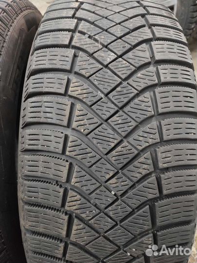 Pirelli Ice Zero FR 215/55 R16