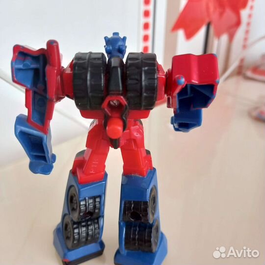 Робот Оптимус Прайм из Макдоналдса