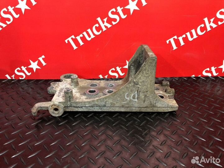 Кронштейн бампера правый