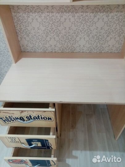 Детский стол с полками