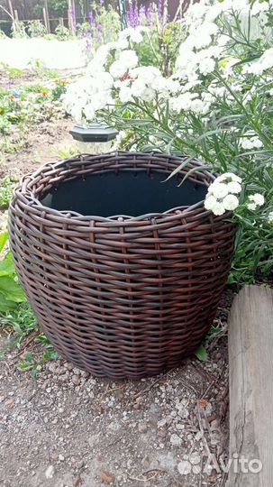 Кашпо из искусственного ротанга