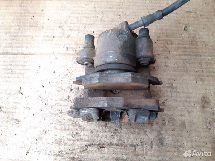 Суппорт передний Фольксваген Гольф 2