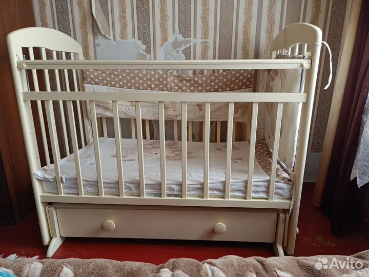 Детская кроватка с маятником и ящиком бу