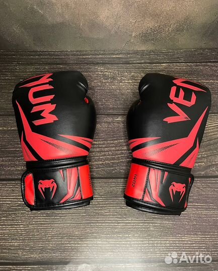 Боксерские перчатки Venum