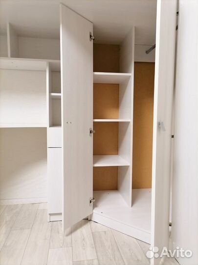 Детская кровать со столом и шкафом