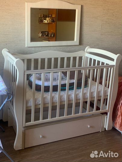 Детская кроватка с маятником и ящиком