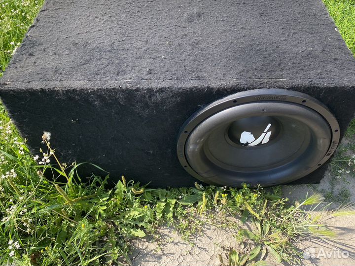 Автомобильный сабвуфер