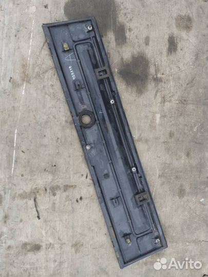 Накладка двери багажника Nissan Elgrand