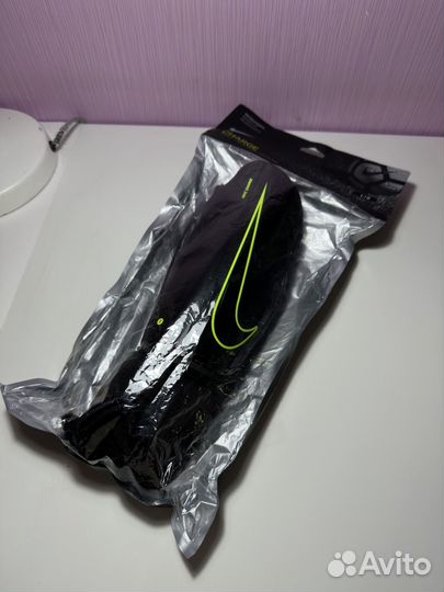 Футбольные щитки Nike Charge Новые