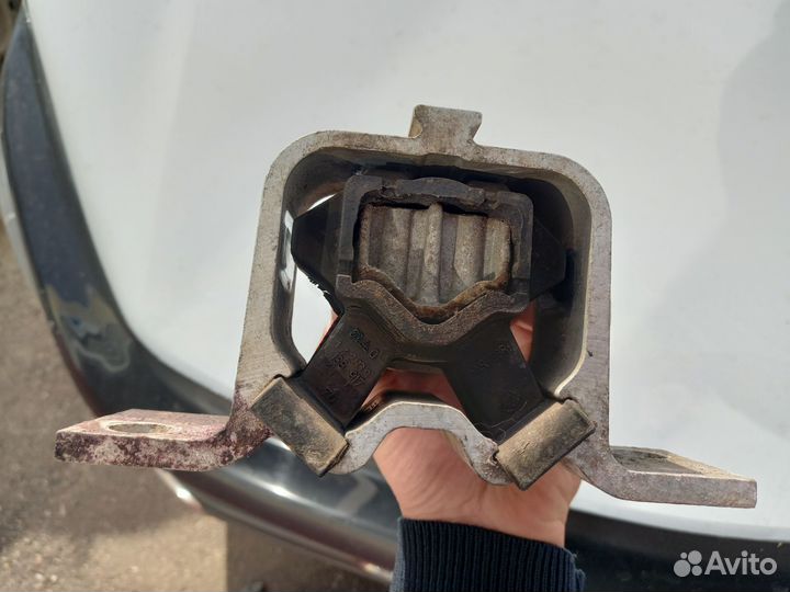 Правая подушка двигателя vesta