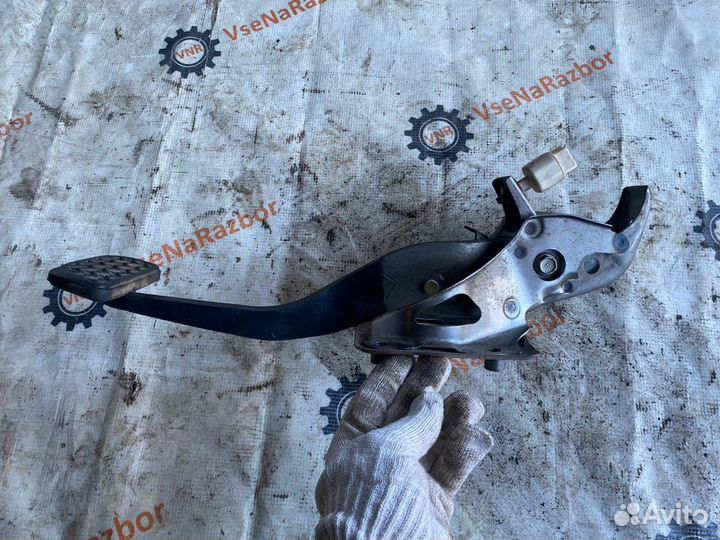 Педаль тормоза Toyota Avensis 2