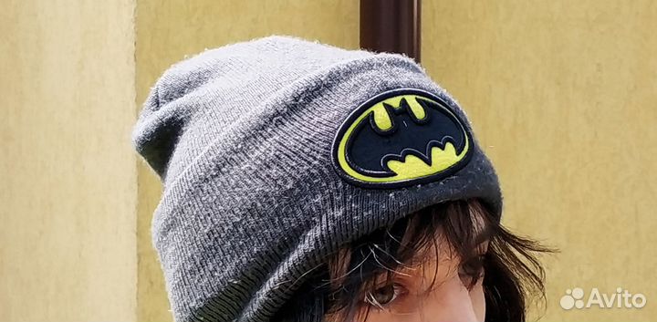 Серая шапка с логотипом Бэтмена