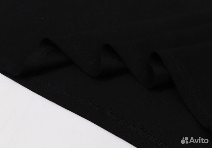 На руках футболки Amiri