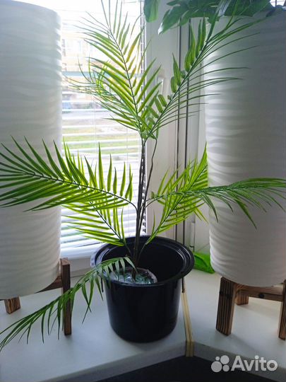 Искусственные цветы в высоких кашпо