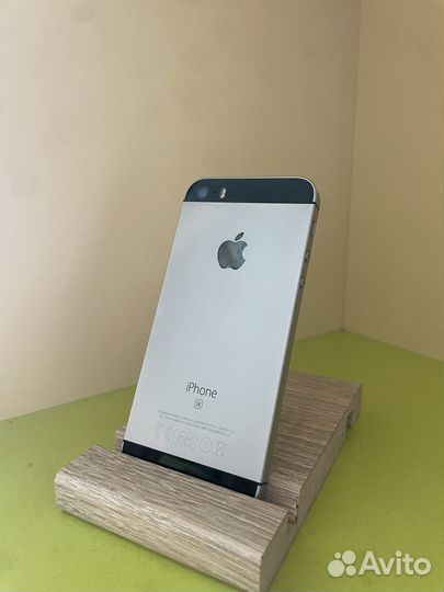 iPhone SE, 32 ГБ