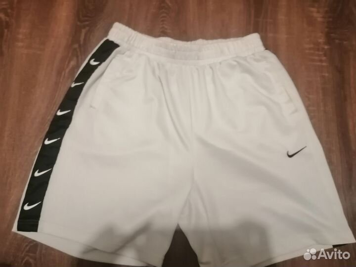 Белые шорты Nike на ломпасах