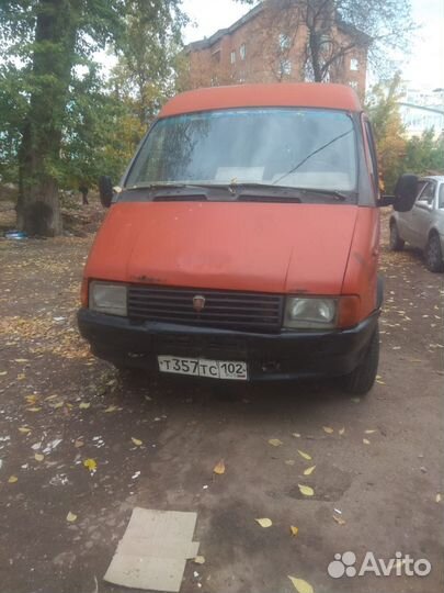 Водитель со своим грузовым авто