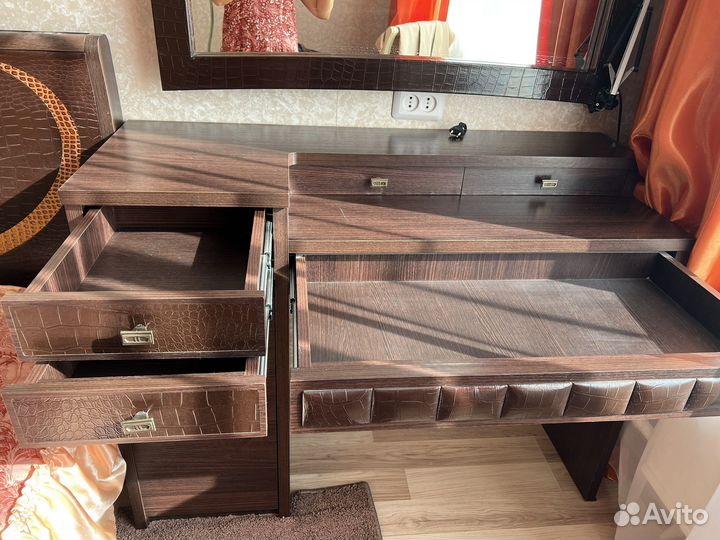 Туалетный столик с зеркалом