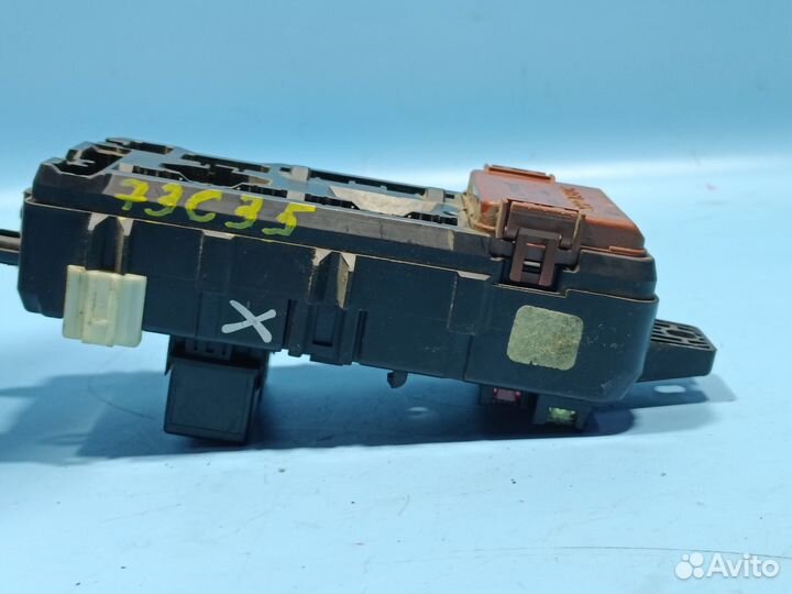 Блок предохранителей салонный Mitsubishi Carisma