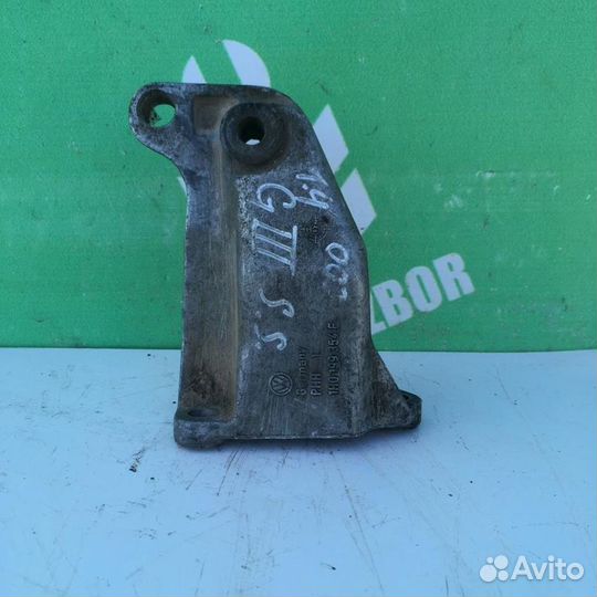 Кронштейн двигателя правый Фольксваген Гольф 3 В