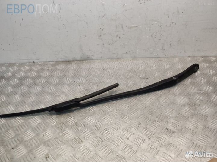 Щеткодержатель правый на BMW G30 s1136371