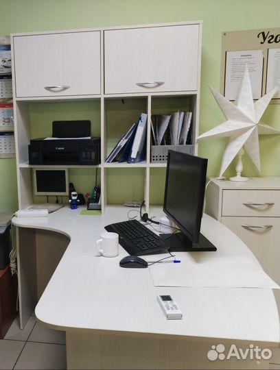 Компьютерный стол IKEA с полками