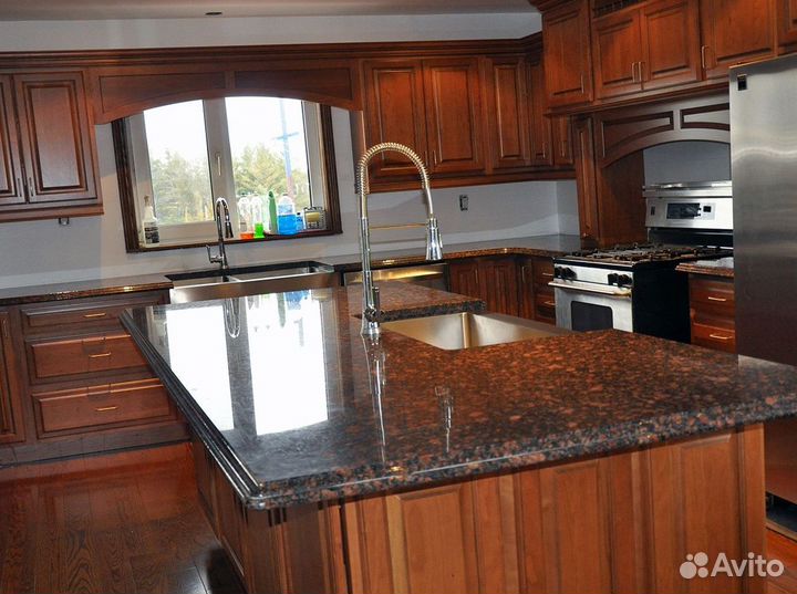 Столешница из бюджетного коричневого гранита тан Б
