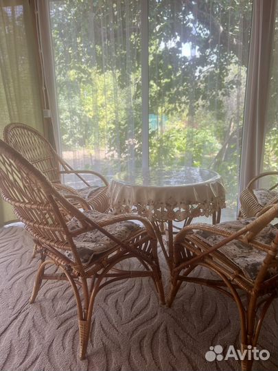 Стол с креслами