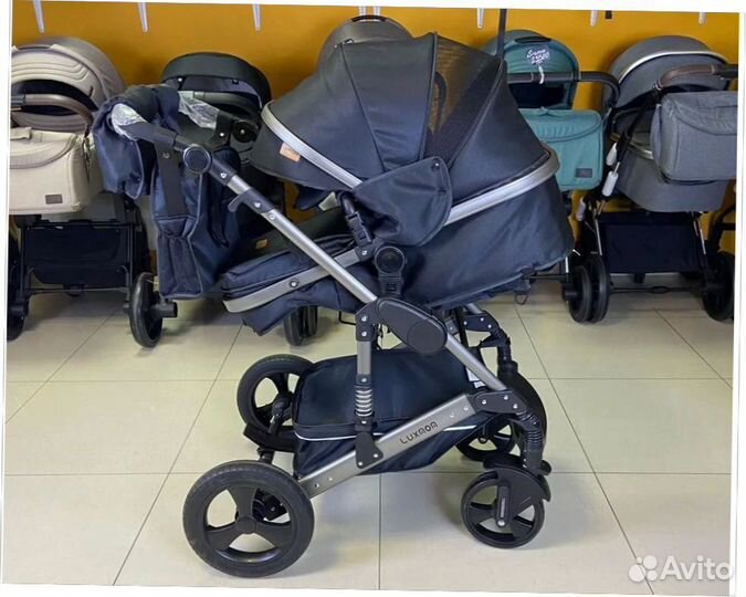 Коляска черная