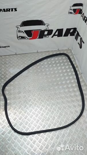 Уплотнитель проема двери Mitsubishi Lancer