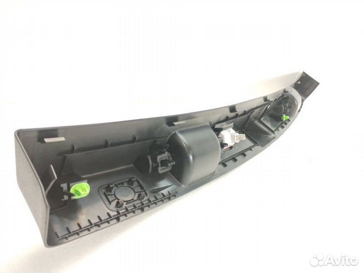 Накладка крышки багажника задняя Mercedes-Benz