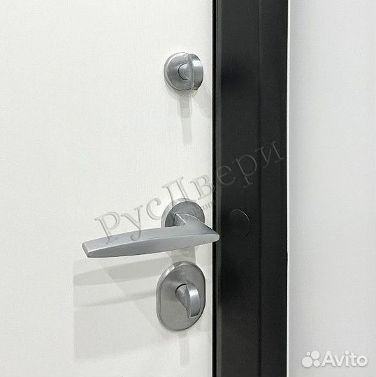 Металлическая входная дверь с длиной ручкой