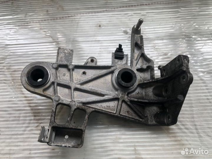 Кронштейн корпуса воздушного фильтра Mercedes-Benz