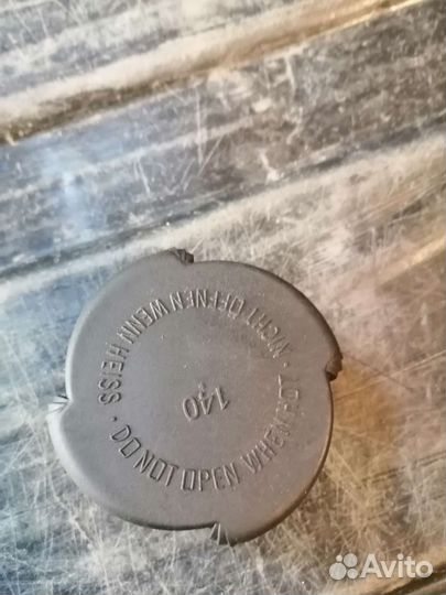 Расширительный бачок BMW E34. Коллектор