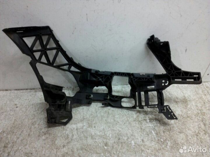 Кронштейн бампера передний левый Mercedes-Benz