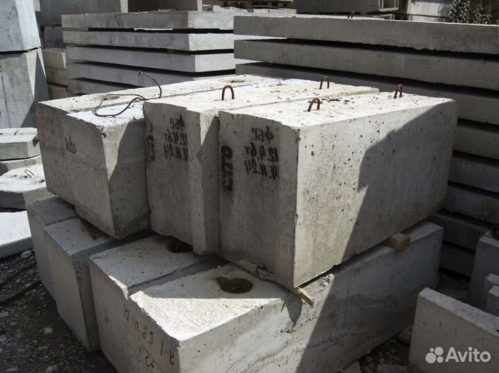 Плиты перекрытия, фундаментные блоки и кирпичи