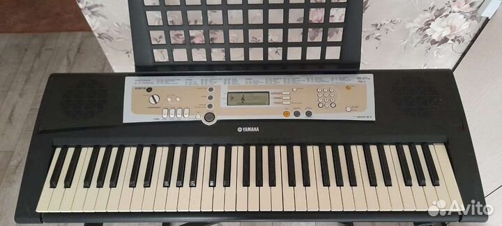 Синтезатор Yamaha PSR-R200