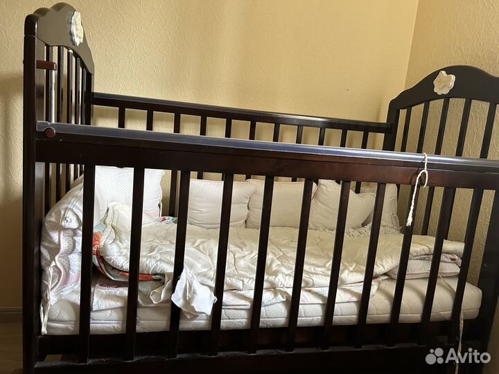 Детская кроватка с маятником и ящиком