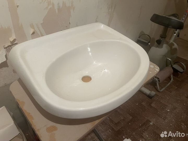 Раковина в ванную новая