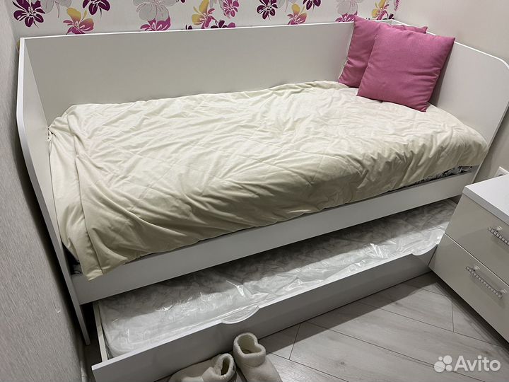 Кровати и тумбочки